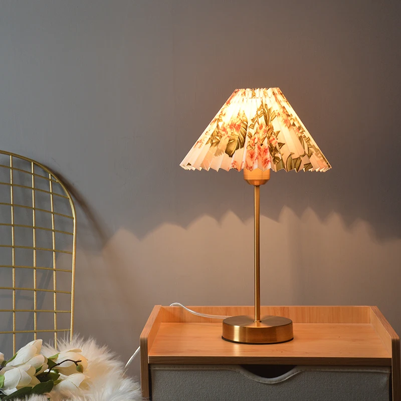 Retro table lamp girl net red bedroom bedside simple pleated Nordic Korean literature and art flower table lamp
Retro table lamp girl net red bedroom bedside simple pleated Nordic Korean literature and art flower table lamp