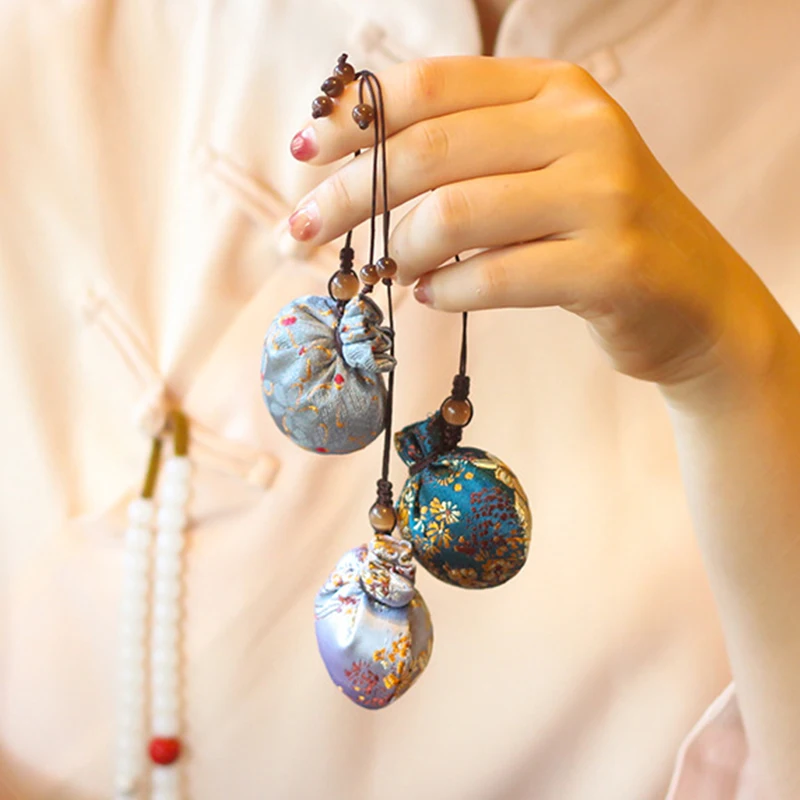 Mini Sachet Brocade Spherical Empty Bag Antique Hanfu Accessories Carry-on Pendant Fashion Retro Floral Temperament Sachets New
Mini Sachet Brocade Spherical Empty Bag Antique Hanfu Accessories Carry-on Pendant Fashion Retro Floral Temperament Sachets New