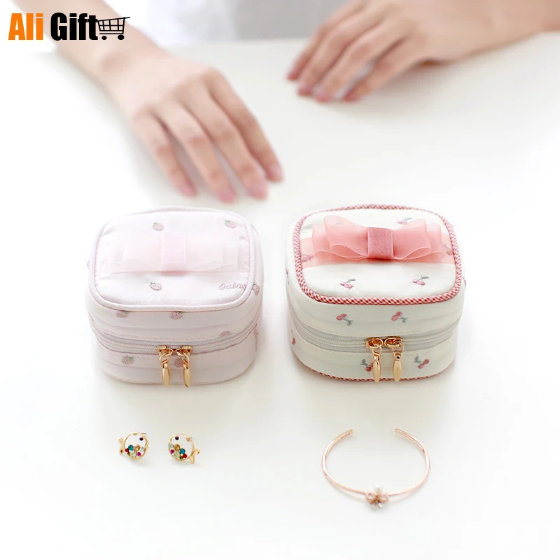 Portable Jewelry Boxes Small Travel Jewelry Bags Rings Earrings Makeup Organizer Portable Dressing Case for Jewelry Gift Box
Portable Jewelry Boxes Small Travel Jewelry Bags Rings Earrings Makeup Organizer Portable Dressing Case for Jewelry Gift Box