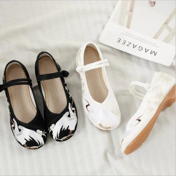 Chinese ancient Shoes Han Tang Song Ming Dynasties splendid embroidery White crane shoes small heel women single Fabric shoes
Chinese ancient Shoes Han Tang Song Ming Dynasties splendid embroidery White crane shoes small heel women single Fabric shoes