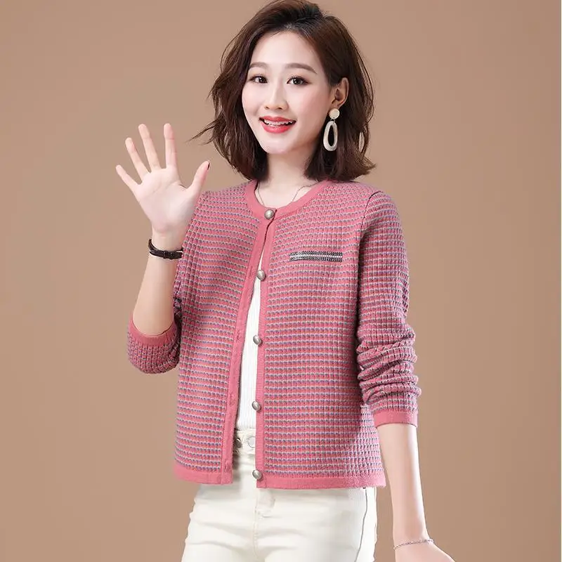 Fashion new women's stitched knitted cardigan sweater 2021 autumn thin outer temperament short sweater woman
Fashion new women's stitched knitted cardigan sweater 2021 autumn thin outer temperament short sweater woman