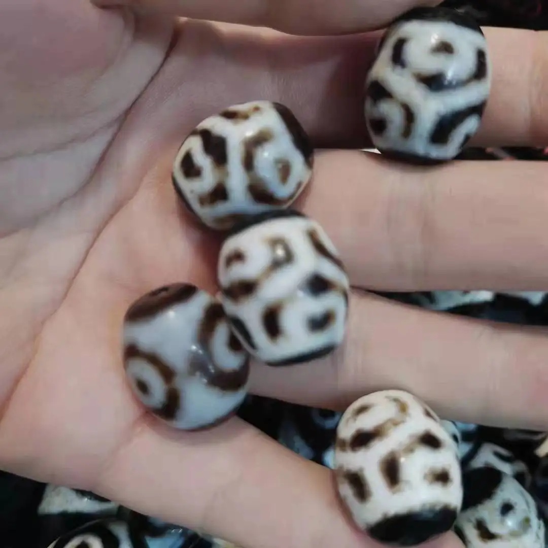5pcs/lot Dallo Dzi Beads Short Fat Oval Three-eyed Bodhi Heart Agate Bead natural accessories gem jewelry folk-custom White line
5pcs/lot Dallo Dzi Beads Short Fat Oval Three-eyed Bodhi Heart Agate Bead natural accessories gem jewelry folk-custom White line