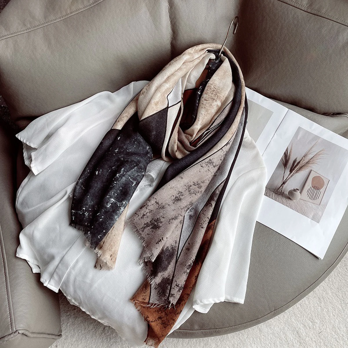 2022 Spring Abstract Color Print Fringe Scarf Shawls Long Soft Head Wrap Hijab Scarves 3 Color Free Shipping
2022 Spring Abstract Color Print Fringe Scarf Shawls Long Soft Head Wrap Hijab Scarves 3 Color Free Shipping