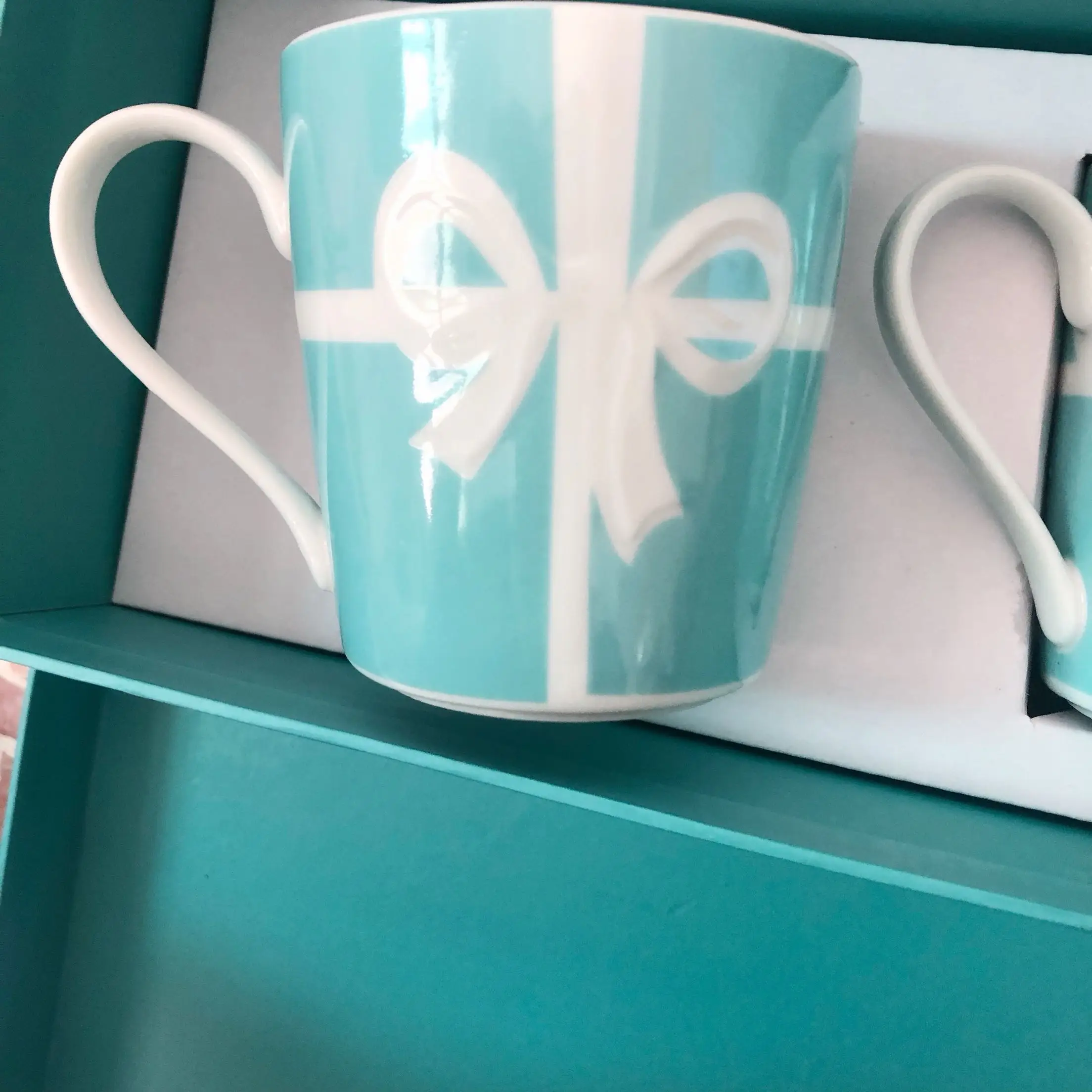 Blue Embossed Rosette Bone China mug and cup 350ml White porcelain coffee mugs Wedding Birthday Present Free Shipping
Blue Embossed Rosette Bone China mug and cup 350ml White porcelain coffee mugs Wedding Birthday Present Free Shipping