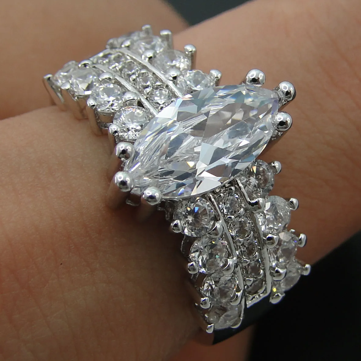 Women Fashion ring 2017 fashion ladies White Zircon Wedding Solid White Fine Ring
Women Fashion ring 2017 fashion ladies White Zircon Wedding Solid White Fine Ring