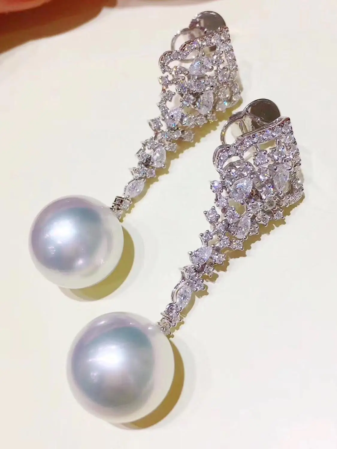 Серьги-подвески женские из серебра 925 пробы с пресноводным белым жемчугом 10-11 мм
Серьги-подвески женские из серебра 925 пробы с пресноводным белым жемчугом 10-11 мм