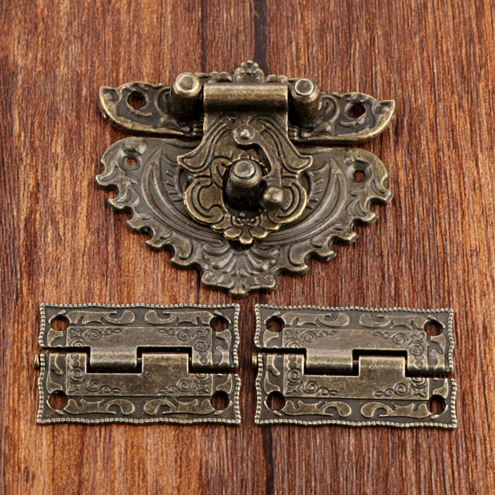Antique Bronze Furniture Hardware Box Latch Hasp Locks Toggle Buckle 2Pcs Decorative Cabinet Hinges for Jewelry Wooden Box
Antique Bronze Furniture Hardware Box Latch Hasp Locks Toggle Buckle 2Pcs Decorative Cabinet Hinges for Jewelry Wooden Box