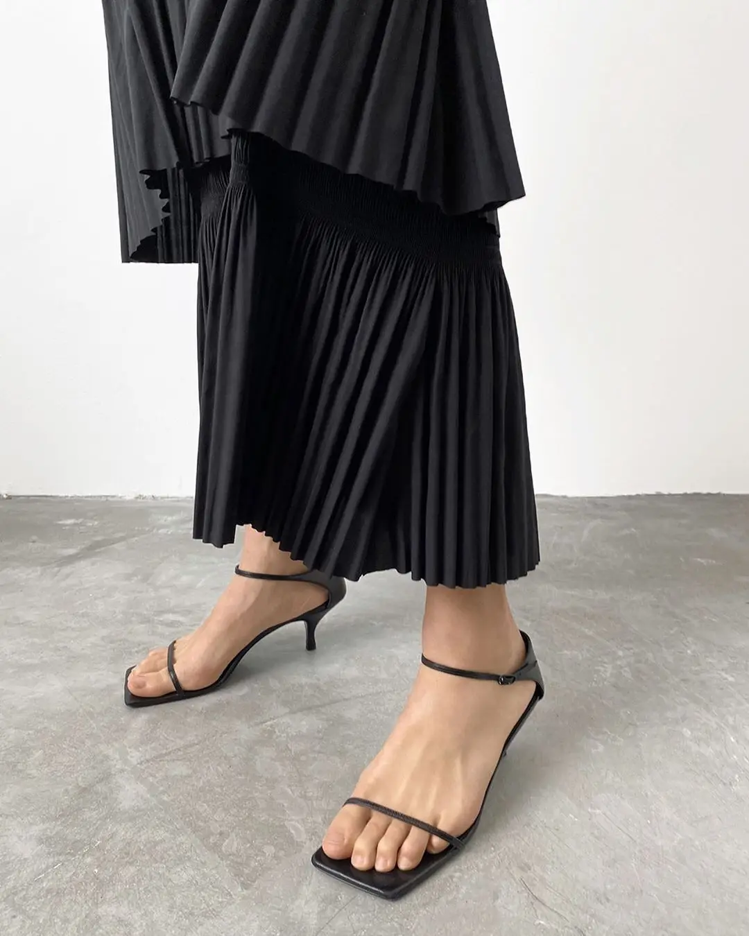 2021 Spring and Summer New Ladies Mid-heel Stiletto Shoes Leather Sandals Women
2021 Spring and Summer New Ladies Mid-heel Stiletto Shoes Leather Sandals Women