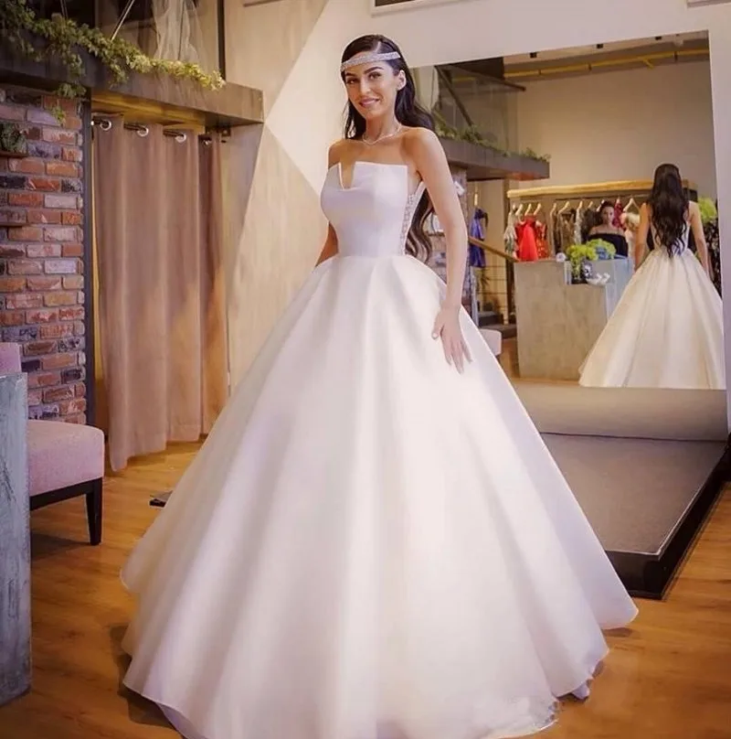 New Design Strapless A Line Wedding Dresses Satin Tulle Floor Length Arabic Sleeveless Bridal Gowns 2025 Robe De Mariage
New Design Strapless A Line Wedding Dresses Satin Tulle Floor Length Arabic Sleeveless Bridal Gowns 2025 Robe De Mariage