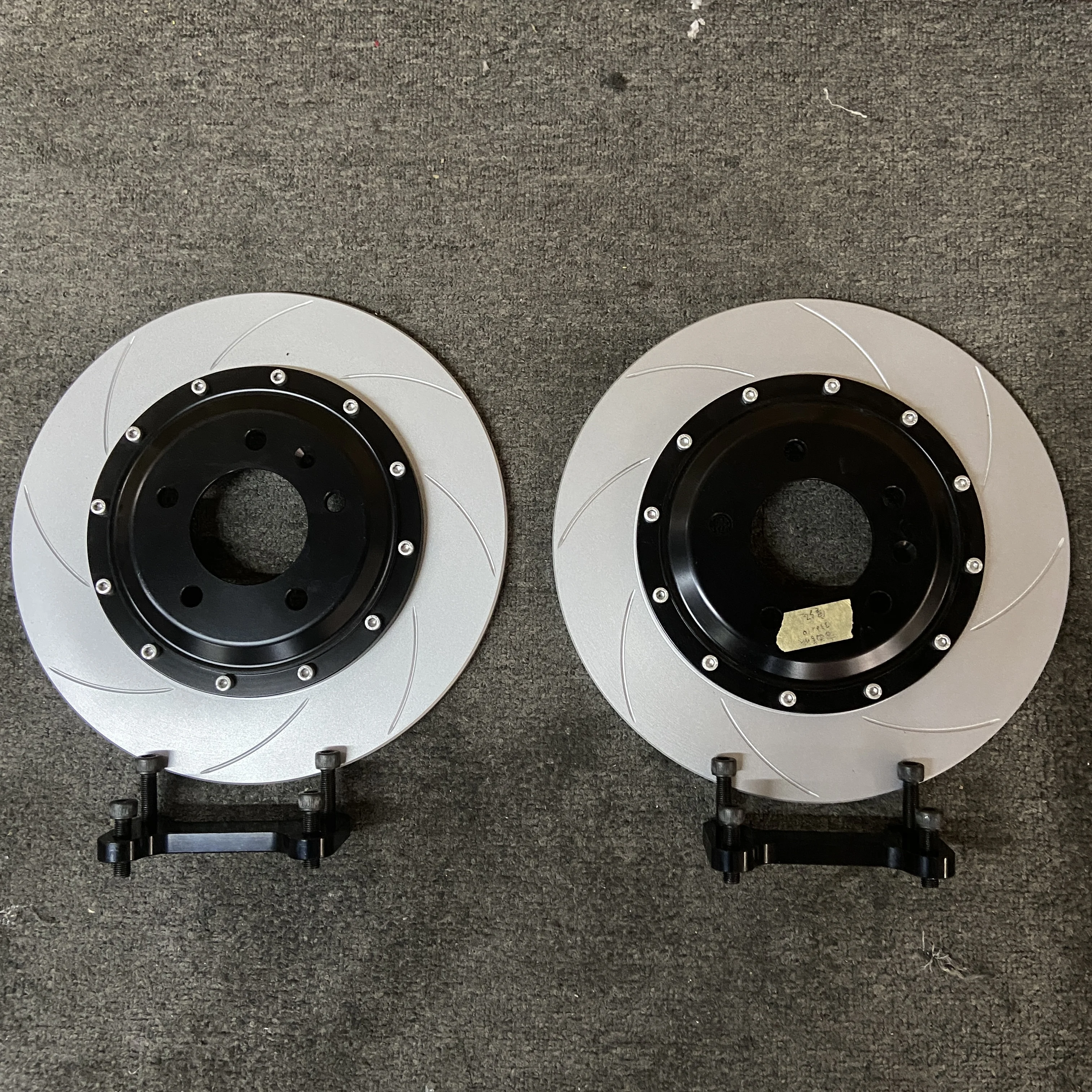 single layer disc 330x10mm with bracket fit Electronic handbrake or mechanical handbrake rear wheel for Audi/VW/Mazda/Hyundai
single layer disc 330x10mm with bracket fit Electronic handbrake or mechanical handbrake rear wheel for Audi/VW/Mazda/Hyundai