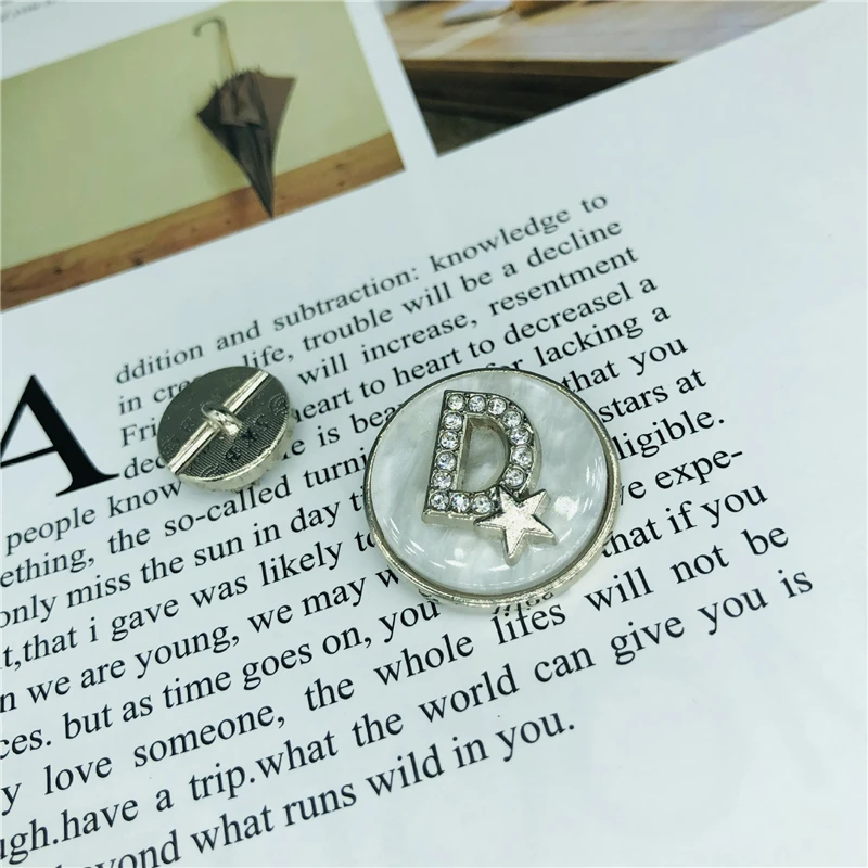 10pcs 15/20/25mm Sewing Buttons for Clothing Designers Fashion DIY Sewing Accessories Women Coat Buttons Luxury 20mm Snap Button
10pcs 15/20/25mm Sewing Buttons for Clothing Designers Fashion DIY Sewing Accessories Women Coat Buttons Luxury 20mm Snap Button