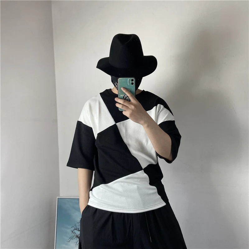 Men's Short-Sleeved T-Shirt Summer New Two-Color Stitching Round Collar Lozenge Check Design Fashionable Men's T-Shirt
Men's Short-Sleeved T-Shirt Summer New Two-Color Stitching Round Collar Lozenge Check Design Fashionable Men's T-Shirt
