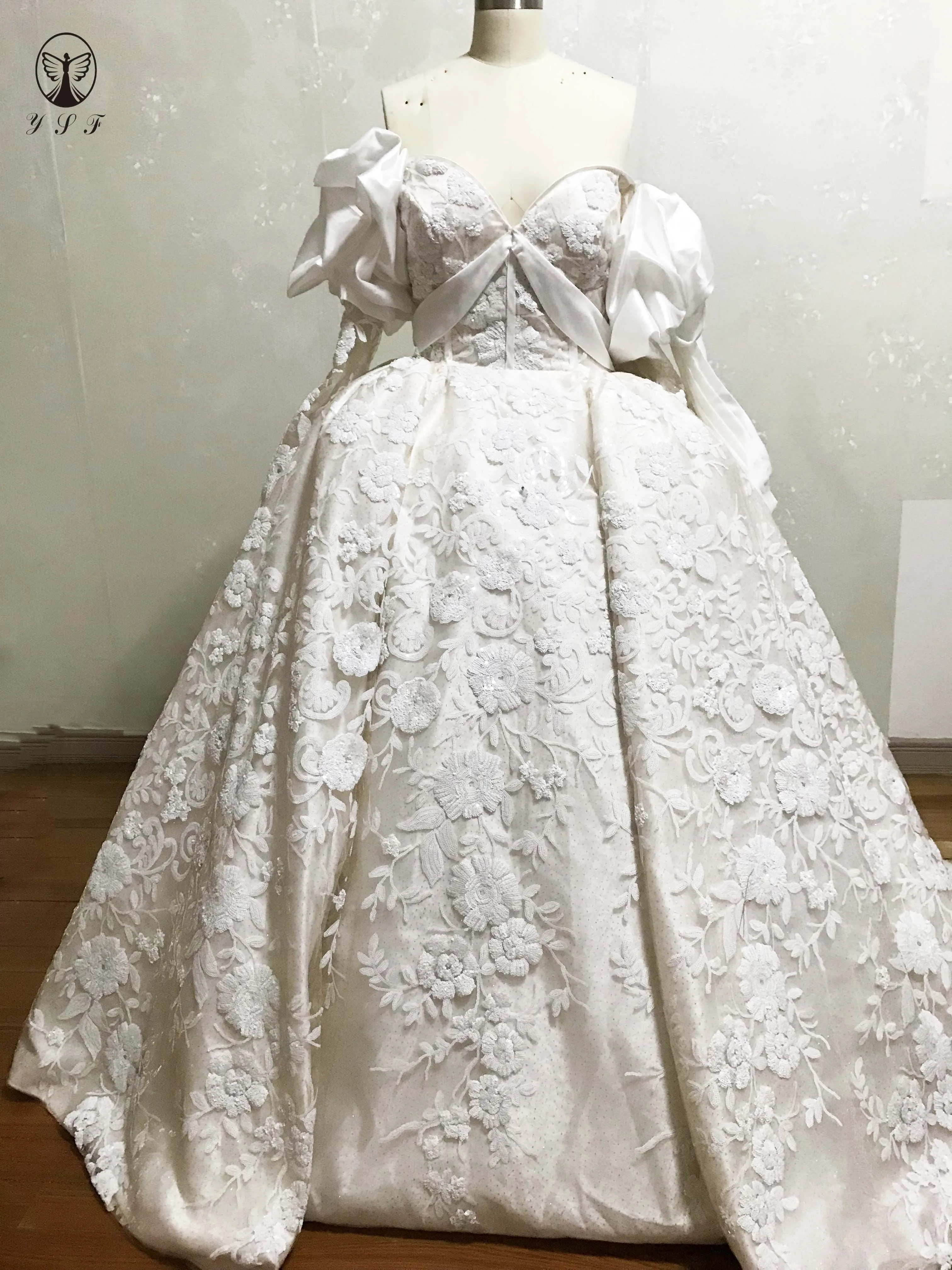 Luxury Robe De Mariee Off the Shoulder Sweetheart Long Sleeve Pleated Ball Gown Lace Princess Wedding Dress
Luxury Robe De Mariee Off the Shoulder Sweetheart Long Sleeve Pleated Ball Gown Lace Princess Wedding Dress