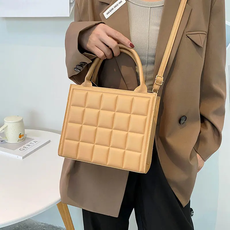 Female Retro PU Leather Zipper Lattice Solid Color Fashion 2021 All-match Simple Shoulder Bag Women Bag Crossbody Bag Handbag
Female Retro PU Leather Zipper Lattice Solid Color Fashion 2021 All-match Simple Shoulder Bag Women Bag Crossbody Bag Handbag