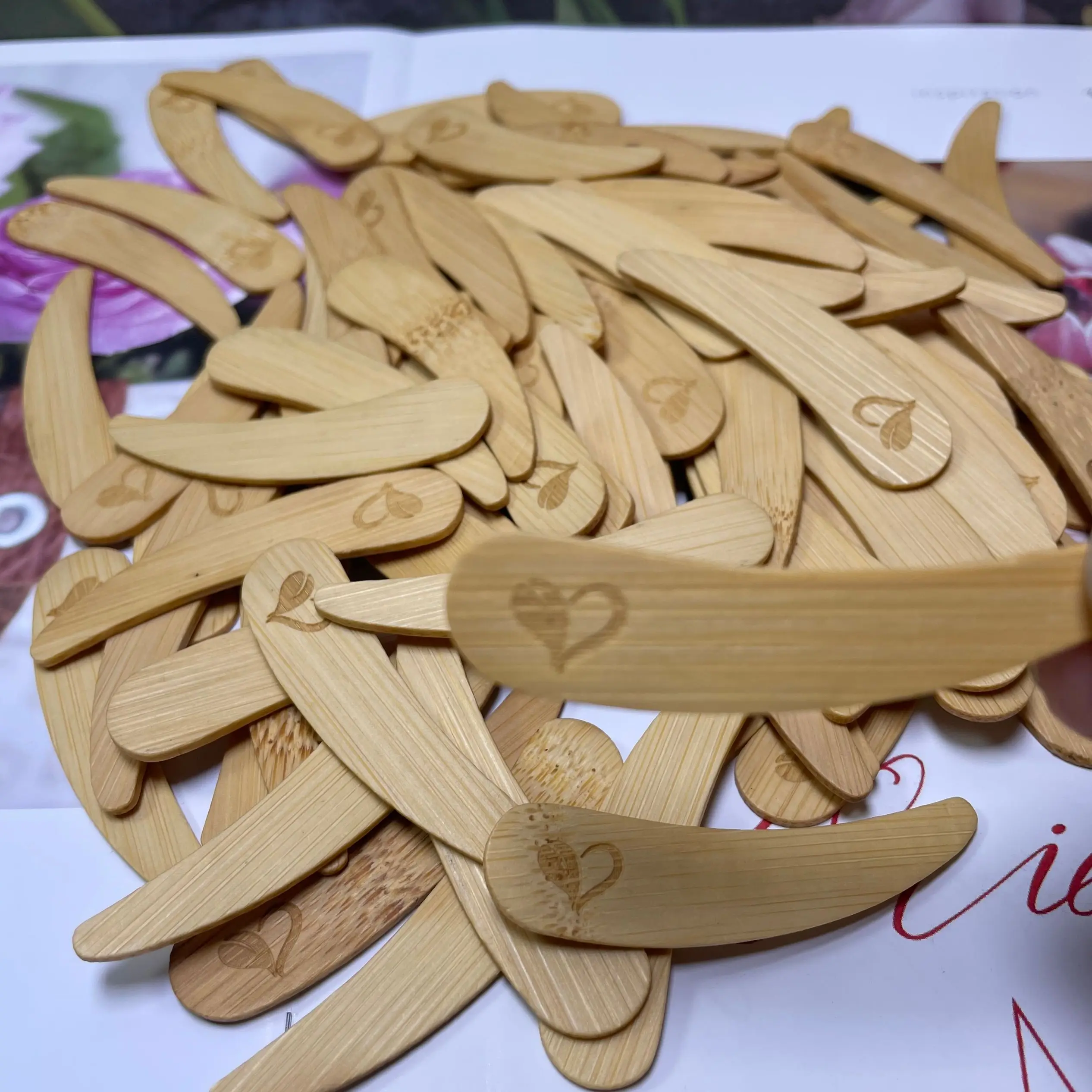 Оптовая продажа 50 шт. гравировочные косметические бамбуковые шпатели инструменты Деревянный инструмент для макияжа, маска для лица лосьон крем ложки
Оптовая продажа 50 шт. гравировочные косметические бамбуковые шпатели инструменты Деревянный инструмент для макияжа, маска для лица лосьон крем ложки