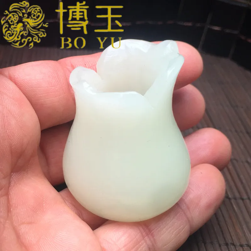 Boutique fine jewelry Carved design of natural Afghan white jade vases and small ornaments
Boutique fine jewelry Carved design of natural Afghan white jade vases and small ornaments