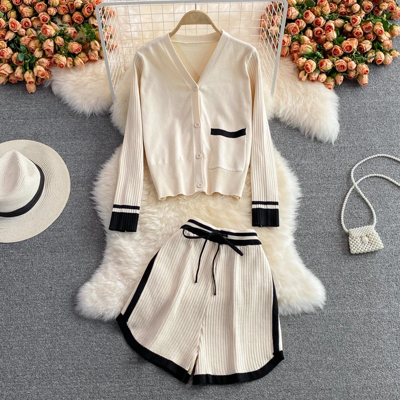 Autumn Tracksuit Women Casual Sweater Shorts 2 Piece Set Female Long-sleeved V-Neck Knitted Cardigan Wide Leg Short Pants Suits
Autumn Tracksuit Women Casual Sweater Shorts 2 Piece Set Female Long-sleeved V-Neck Knitted Cardigan Wide Leg Short Pants Suits