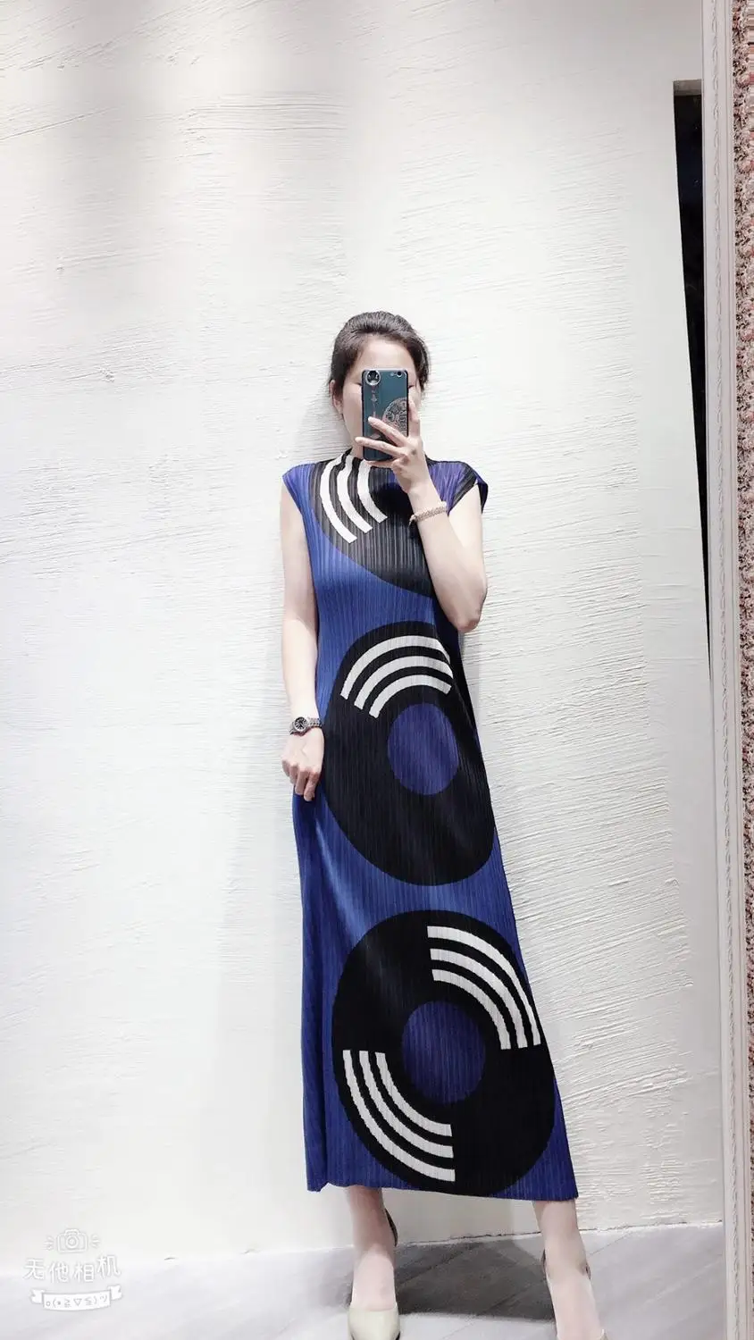 HOT SELLING Miyake fashion pleated Dots print o-neck sleeveless Straight dress IN STOCK
HOT SELLING Miyake fashion pleated Dots print o-neck sleeveless Straight dress IN STOCK