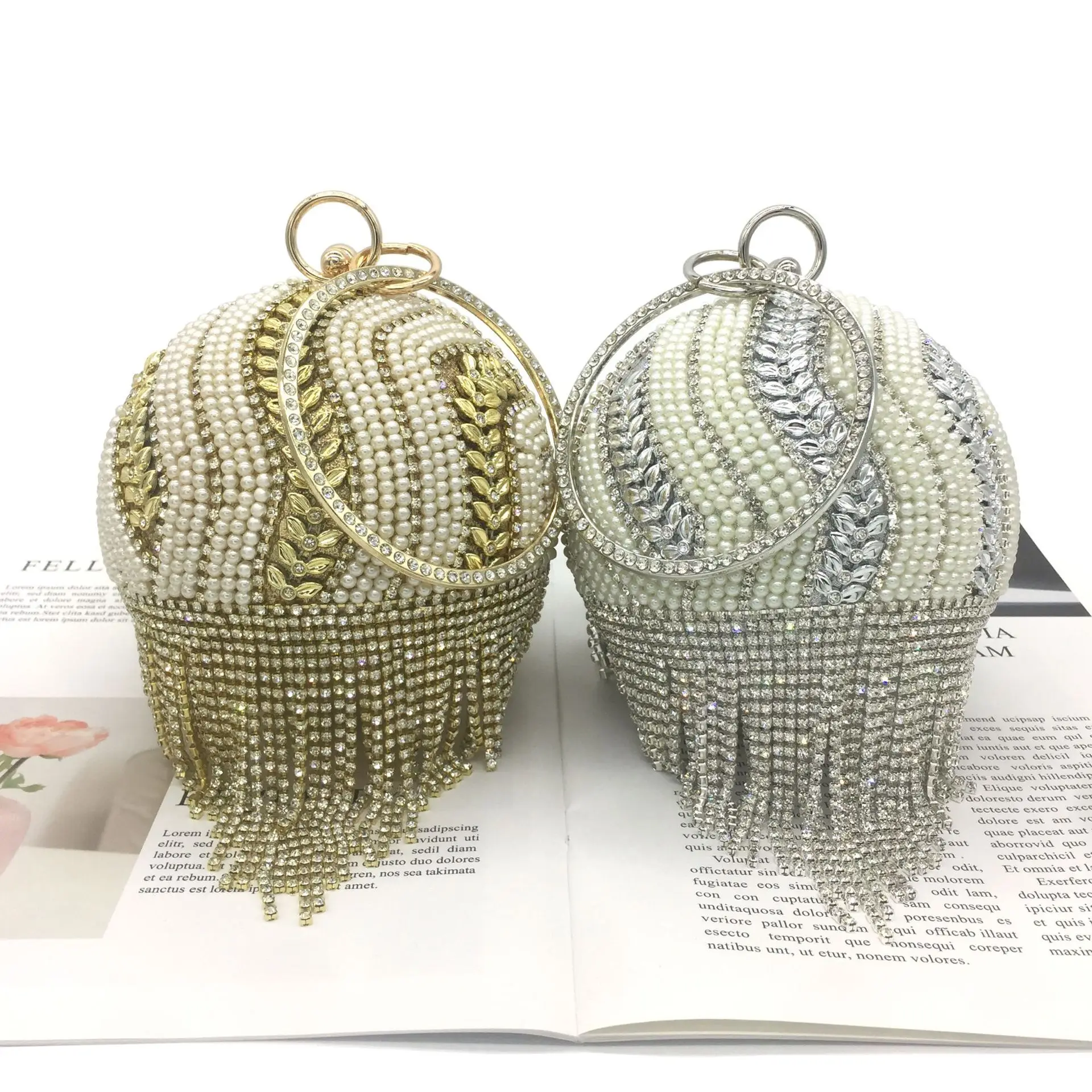 women Diamond chain bracelet fashion bag hand fringed circular handbag bridal bag new
women Diamond chain bracelet fashion bag hand fringed circular handbag bridal bag new