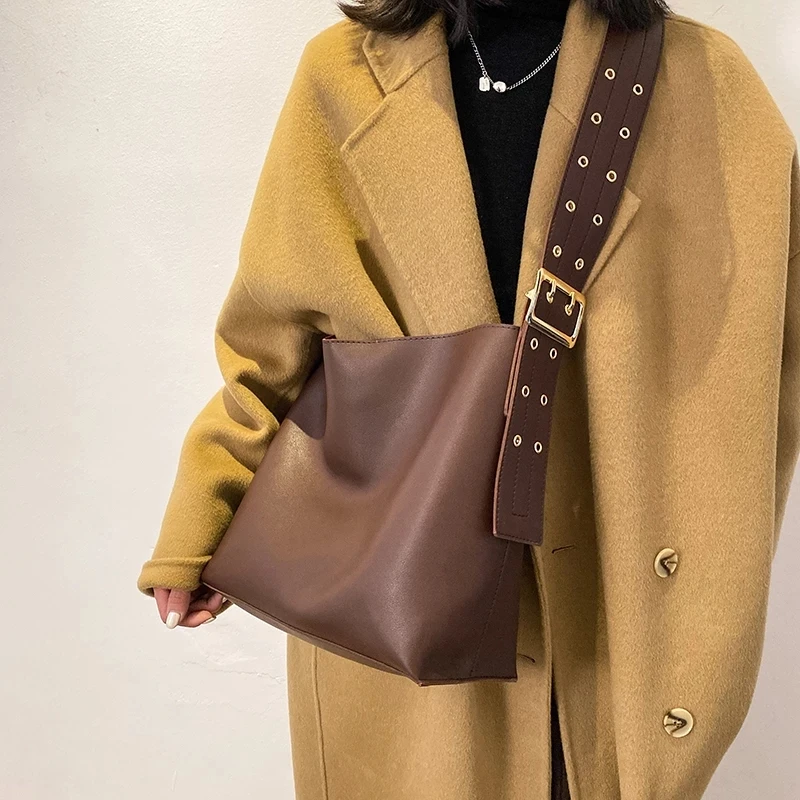 Composite Bag Leather Shoulder Bag for Women Branded Wide Belt Designer Handbags Women's Trend Solid Color Bucket Bag
Composite Bag Leather Shoulder Bag for Women Branded Wide Belt Designer Handbags Women's Trend Solid Color Bucket Bag