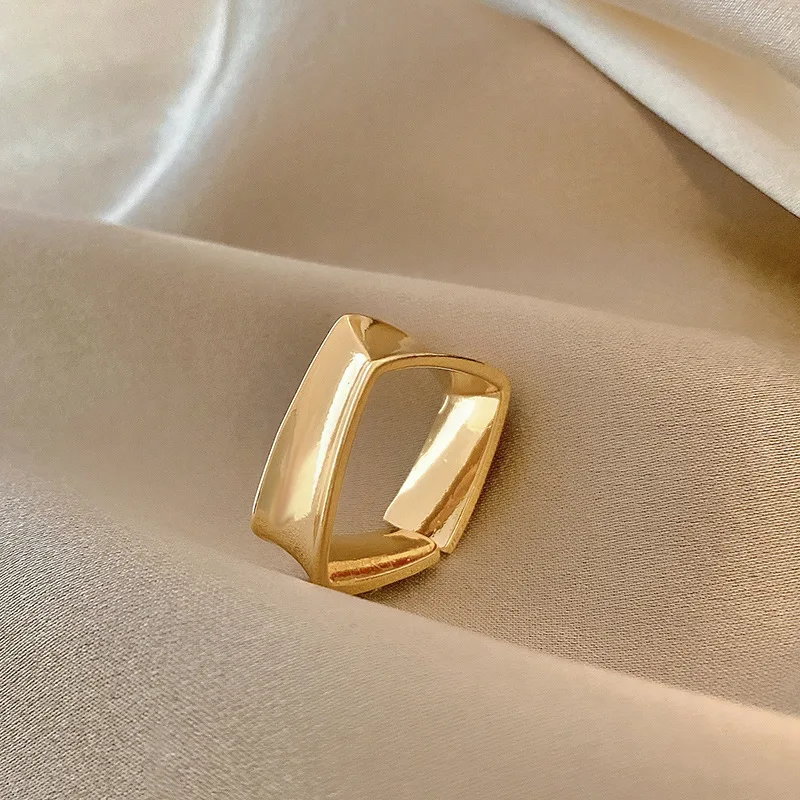 2022New Women's Luxury Golden Open Ring Fashion Exaggerated Finger Jewelry Wedding Party Girl Sexy Ring
2022New Women's Luxury Golden Open Ring Fashion Exaggerated Finger Jewelry Wedding Party Girl Sexy Ring