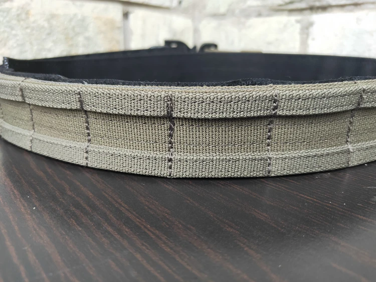 Cinturón táctico Multicam en entorno de entrenamiento