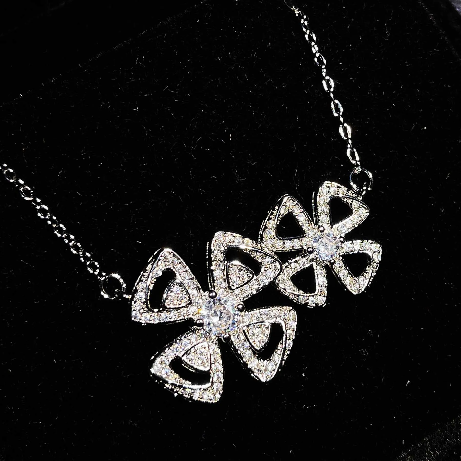 QTT Lucy Clover Silver Color Necklace Exquisite Clavicle Pendant Necklace For Women Bridal Wedding Jewelry Gift 2022
QTT Lucy Clover Silver Color Necklace Exquisite Clavicle Pendant Necklace For Women Bridal Wedding Jewelry Gift 2022