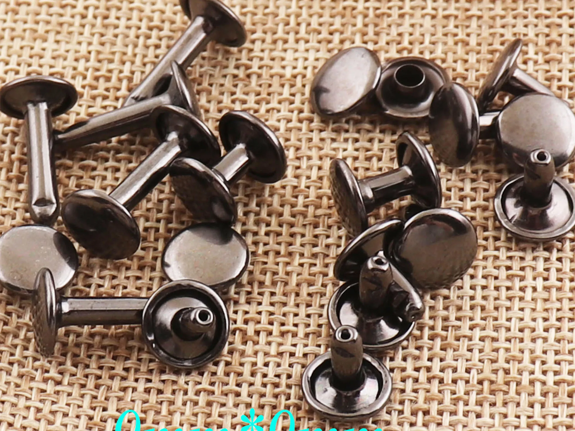 100 sets Gunmetal Double Cap Rivets Craft Studs Rivet Fastener Snaps Prong for Leather Craft Bag Belt Clothing Garment Shoes
100 sets Gunmetal Double Cap Rivets Craft Studs Rivet Fastener Snaps Prong for Leather Craft Bag Belt Clothing Garment Shoes