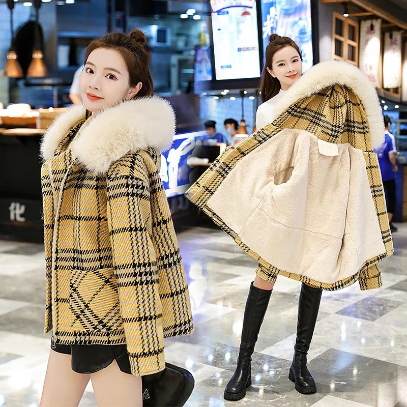 New 2022 Winter Women Plaid Woolen Coats Fashion Short Velvet Thicken Warm Outwear Female Casual Hooded Ladies Parker Overcoat
New 2022 Winter Women Plaid Woolen Coats Fashion Short Velvet Thicken Warm Outwear Female Casual Hooded Ladies Parker Overcoat