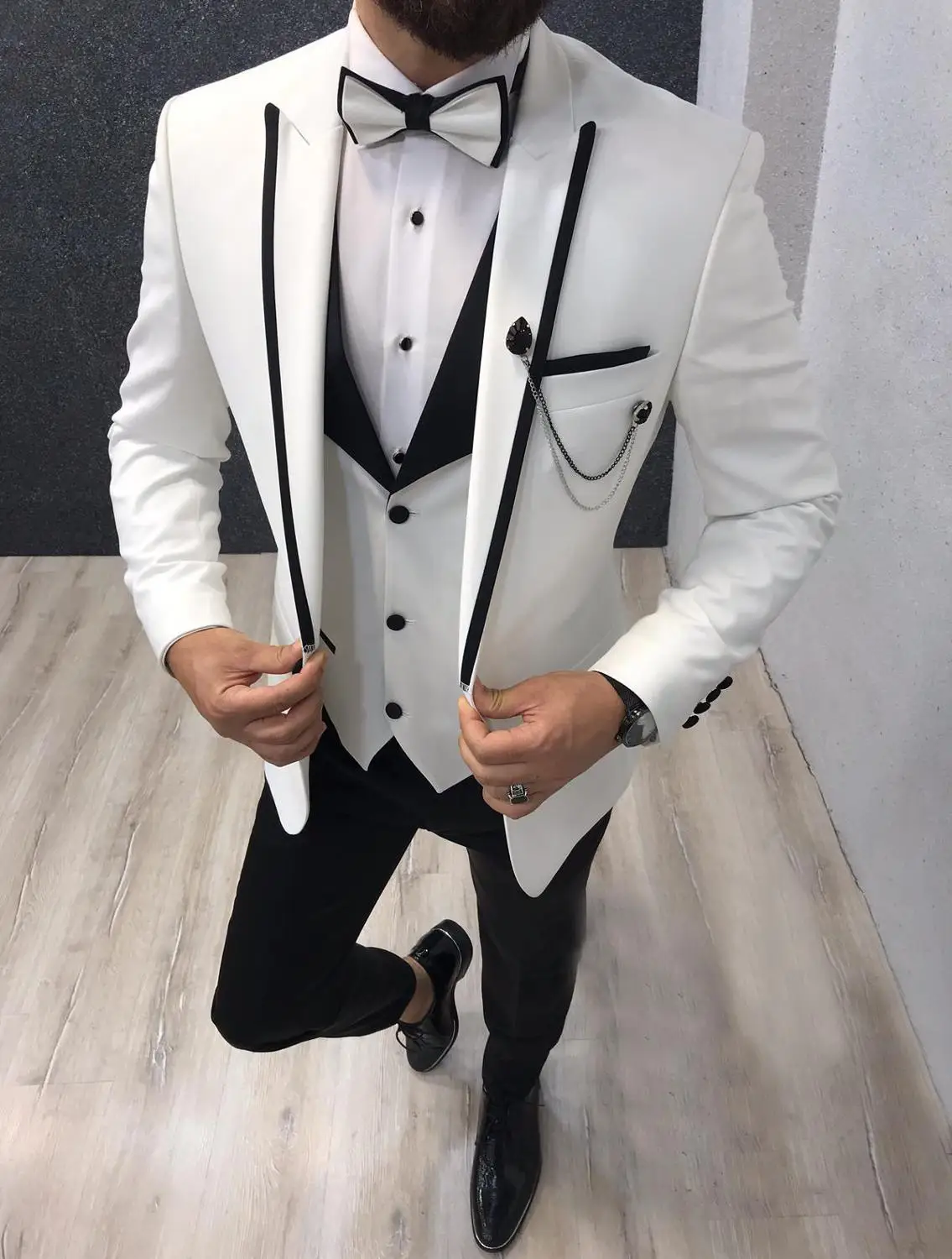 White Men Suit 3 piece Slim Fit Casual Notched Lapel Best Man V Neck Tuxedo Groomsmen Wedding Suits Men 2019 (Jacket+Vest+Pants)
White Men Suit 3 piece Slim Fit Casual Notched Lapel Best Man V Neck Tuxedo Groomsmen Wedding Suits Men 2019 (Jacket+Vest+Pants)