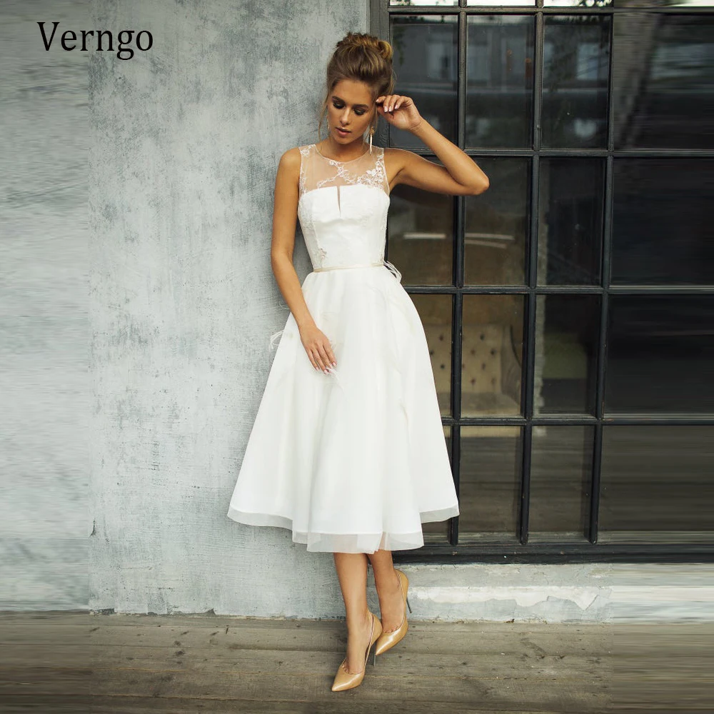 Verngo Vintage A Line Ivory Short Wedding Dresses Lace Applique Feather O-Neck Country Garden Bridal Gowns Mid-Calf Party Wear
Verngo Vintage A Line Ivory Short Wedding Dresses Lace Applique Feather O-Neck Country Garden Bridal Gowns Mid-Calf Party Wear