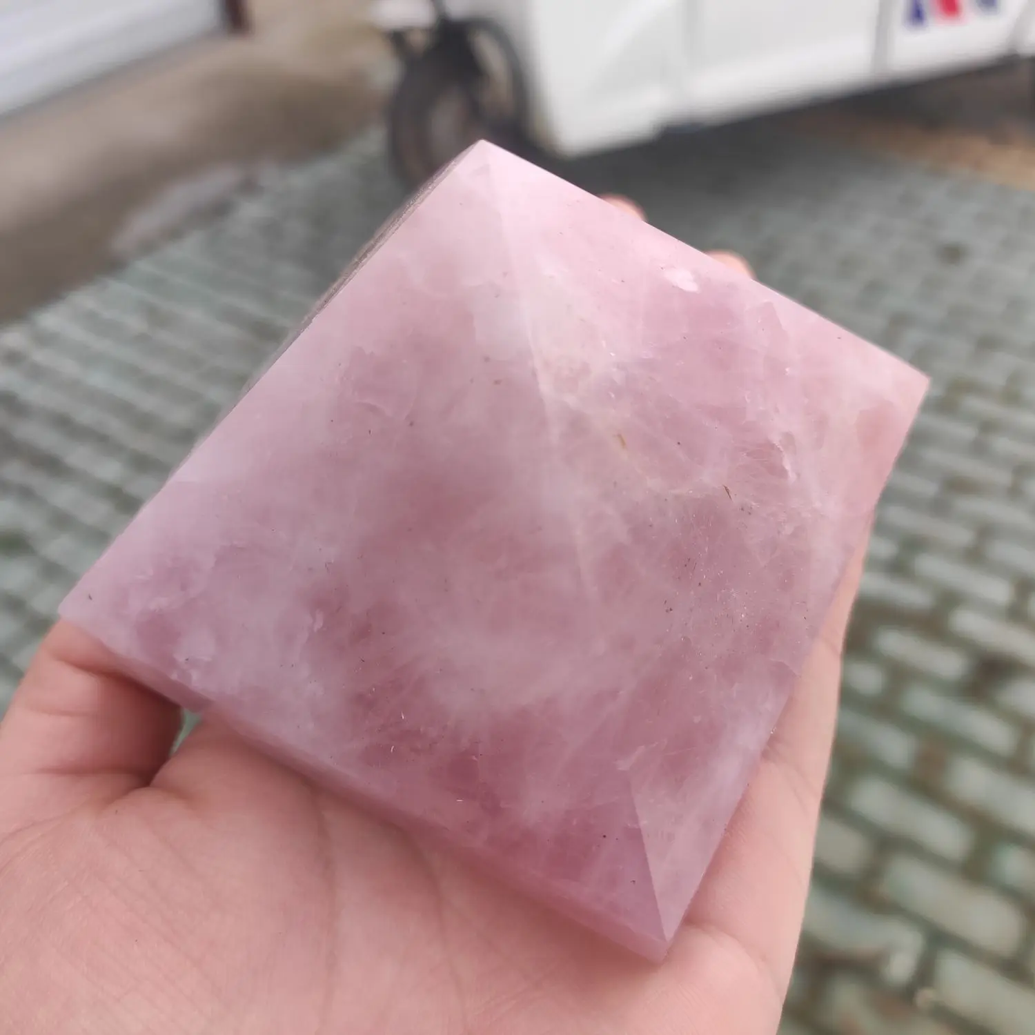 1pcs Natural 100% rose quartz crystal pyramid fengshui stone pyramid Healing raw stone polishing
1pcs Natural 100% rose quartz crystal pyramid fengshui stone pyramid Healing raw stone polishing