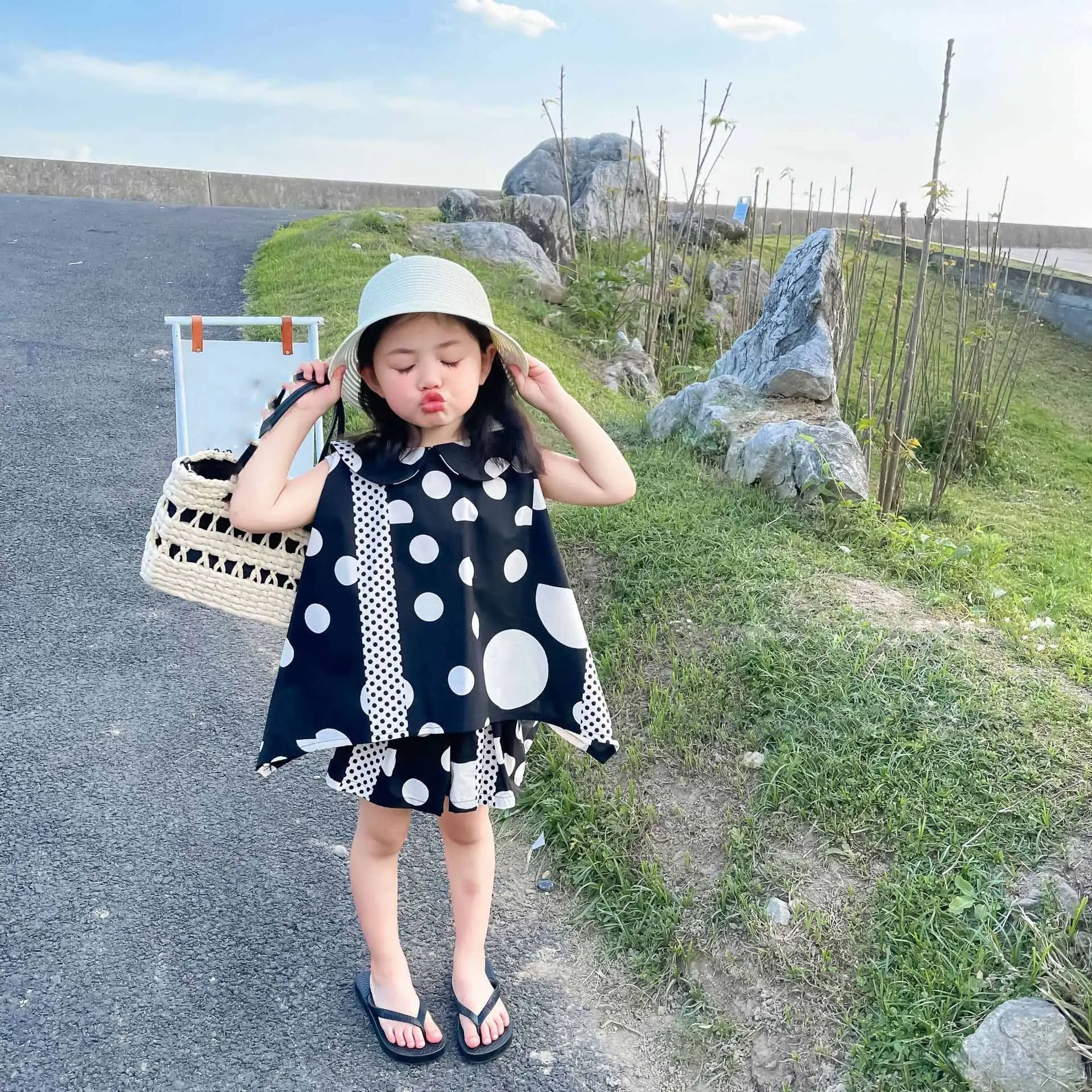 summer girls children's clothing sets Korean version fashion children's doll collar polka dot irregular top+ kids shorts suit
summer girls children's clothing sets Korean version fashion children's doll collar polka dot irregular top+ kids shorts suit