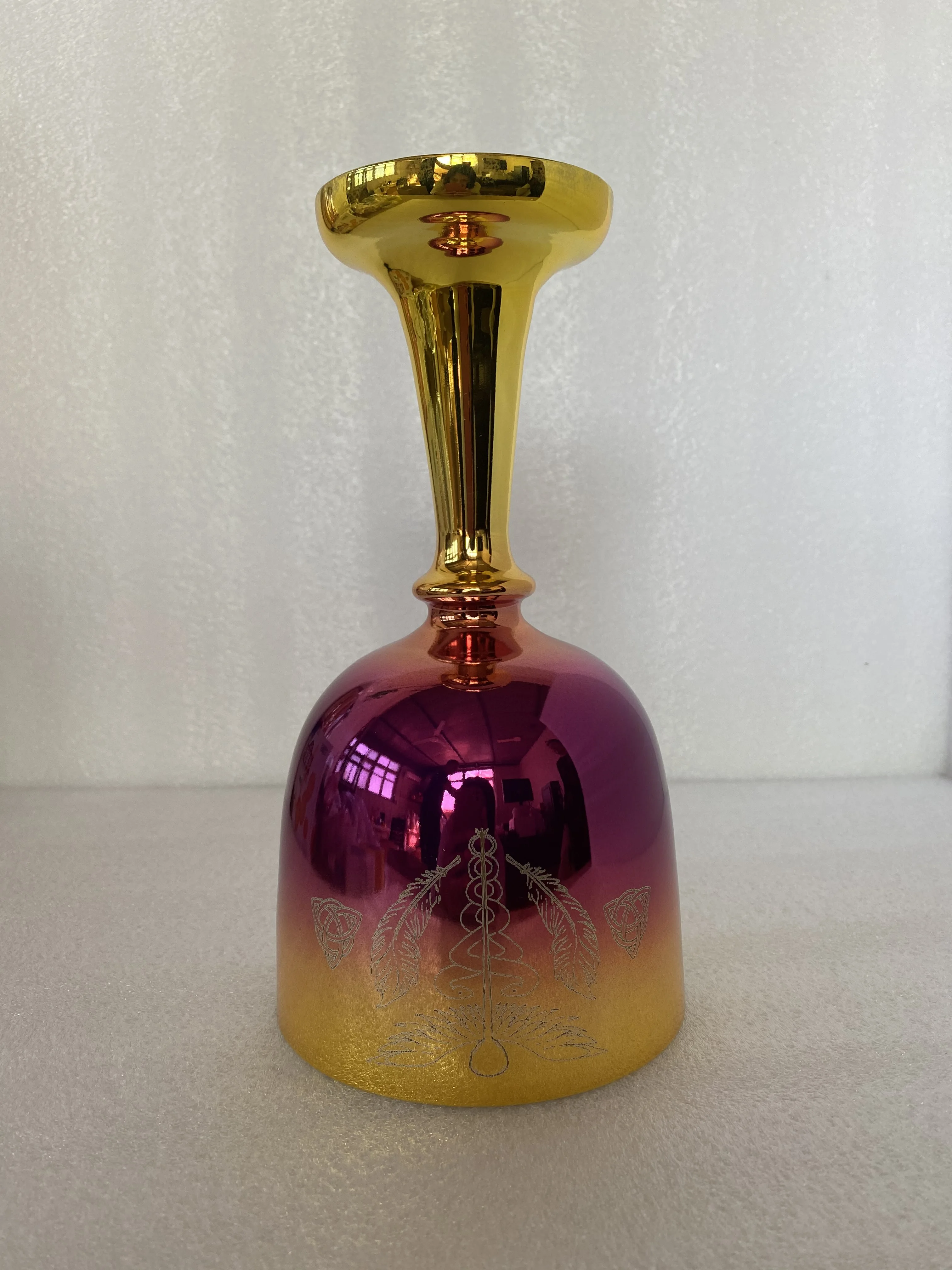 4th octave E or F note multi colored Crystal singing chalice mixed color with engraving of wing 432Hz
4th octave E or F note multi colored Crystal singing chalice mixed color with engraving of wing 432Hz