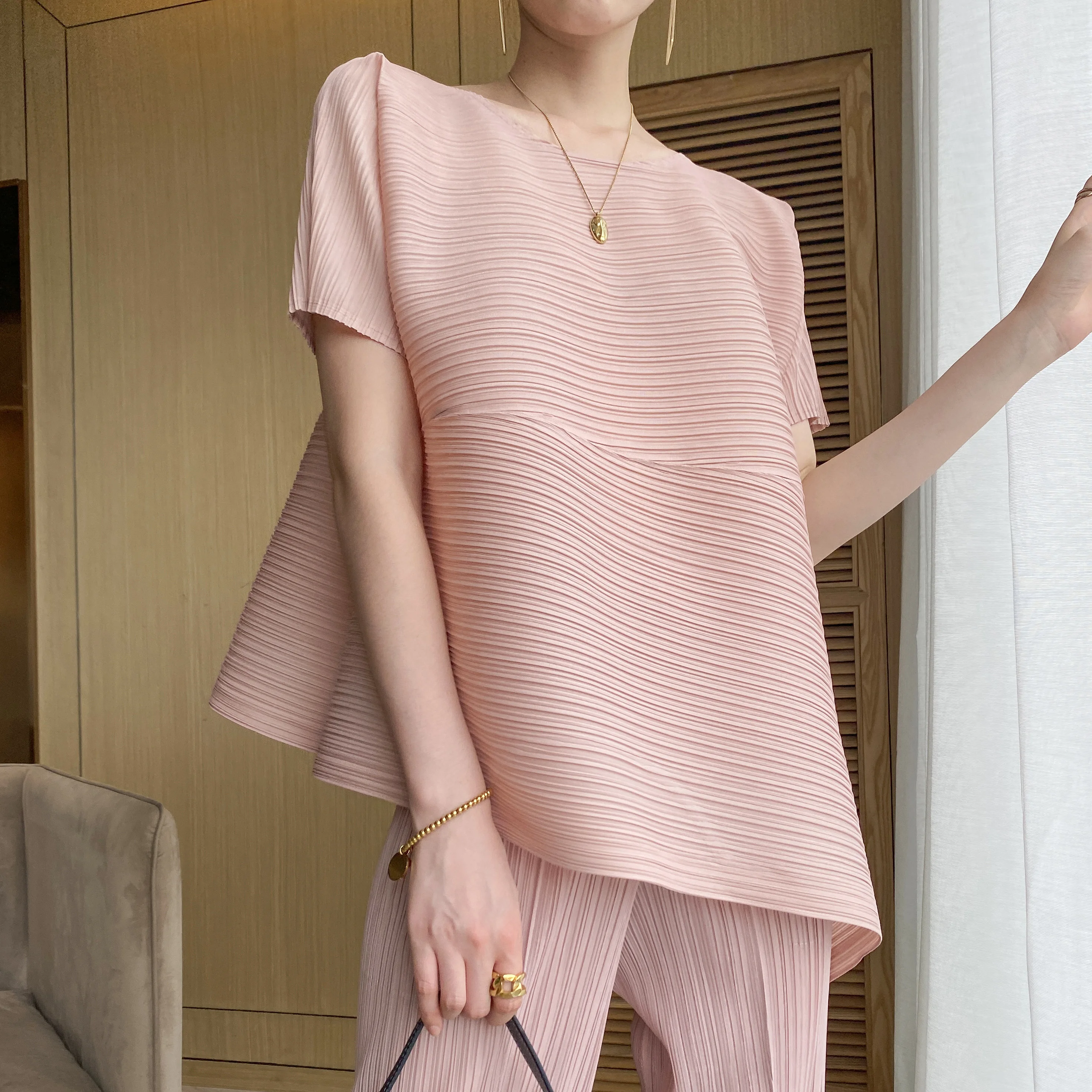 2022 Summer Miyake Fold irregular large size loose style short sleeve Diagonal T-shirt
2022 Summer Miyake Fold irregular large size loose style short sleeve Diagonal T-shirt