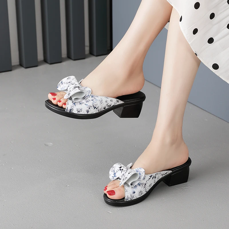 Genuine Leather Outdoor Bowknot Women Slippers Big Size 41 42 Antiskid Mother Sandals Summer Slippers
Genuine Leather Outdoor Bowknot Women Slippers Big Size 41 42 Antiskid Mother Sandals Summer Slippers