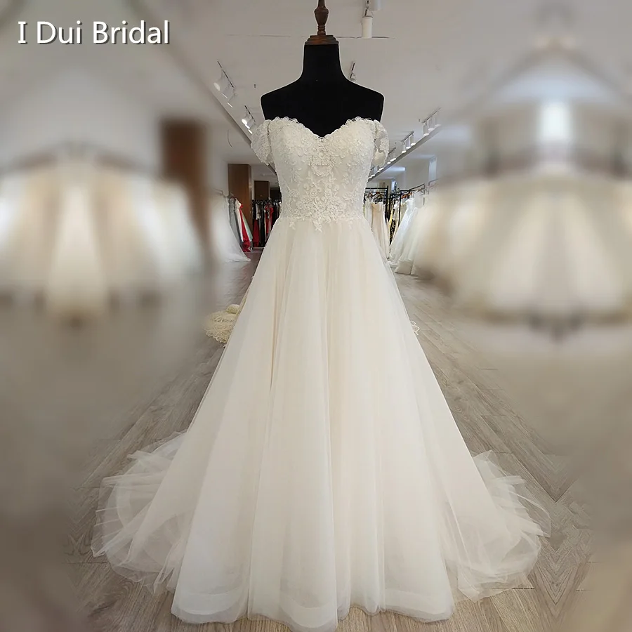Fall Off Strap Wedding Dress Illusion Back A Line Classica Bridal Gown Custom Make High Quality Lace Style 476
Fall Off Strap Wedding Dress Illusion Back A Line Classica Bridal Gown Custom Make High Quality Lace Style 476
