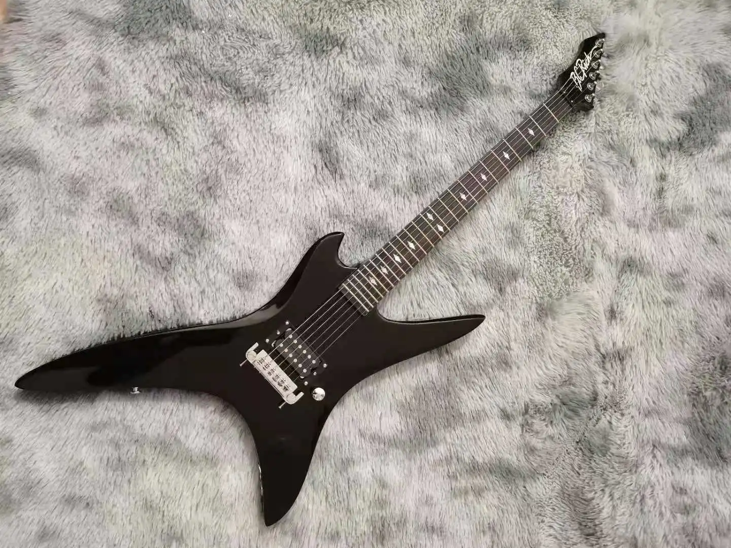 Customized Electric Guitar with 6 Strings, Mahogany Fingerboard, Silver Accessories, Free Shipping
Customized Electric Guitar with 6 Strings, Mahogany Fingerboard, Silver Accessories, Free Shipping