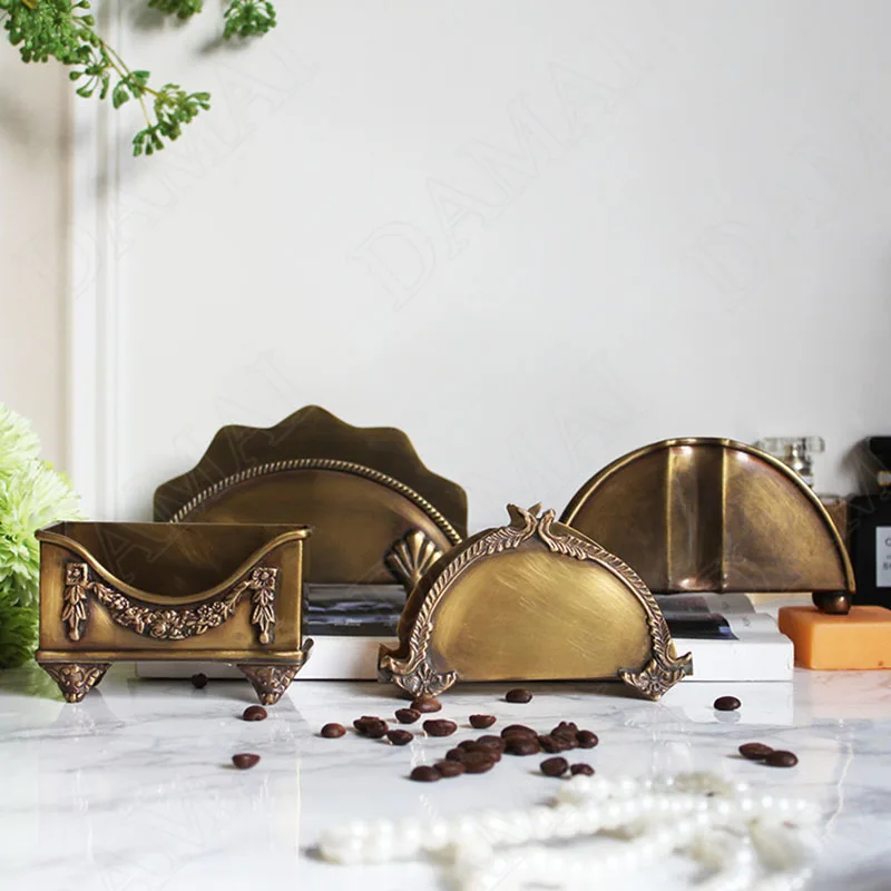 Manual Brass Tissue Box Creativity Sculpture Flowers Decor Napkin Holder European Western Restaurant Desktop Napkins Organizer
Manual Brass Tissue Box Creativity Sculpture Flowers Decor Napkin Holder European Western Restaurant Desktop Napkins Organizer