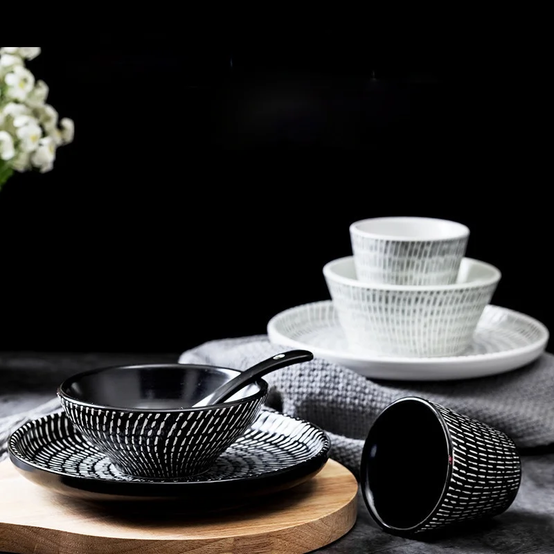 Four-piece hotel features ceramic tableware, plates, bone plates, spoons and cups for commercial use in restaurants
Four-piece hotel features ceramic tableware, plates, bone plates, spoons and cups for commercial use in restaurants