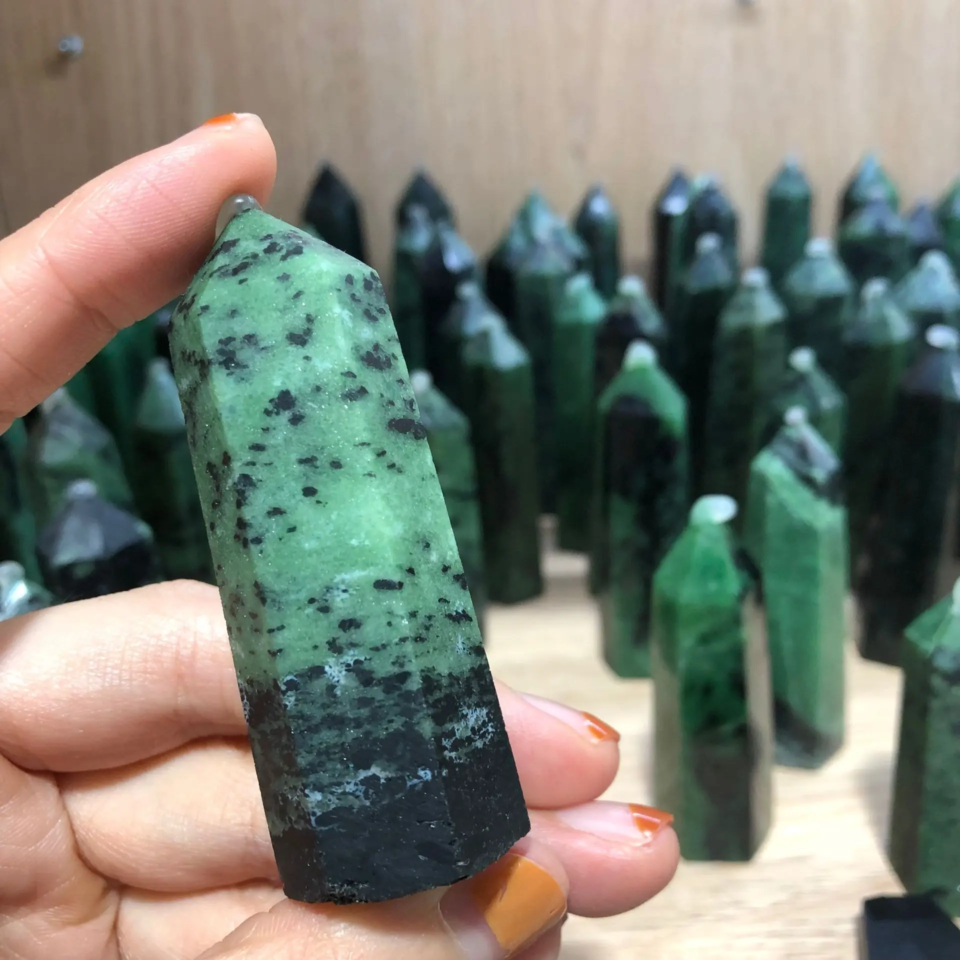 Natural Crystal Point Healing Reiki Wand Red Green Red packet obelisk Crystal Gem Home Decoration
Natural Crystal Point Healing Reiki Wand Red Green Red packet obelisk Crystal Gem Home Decoration