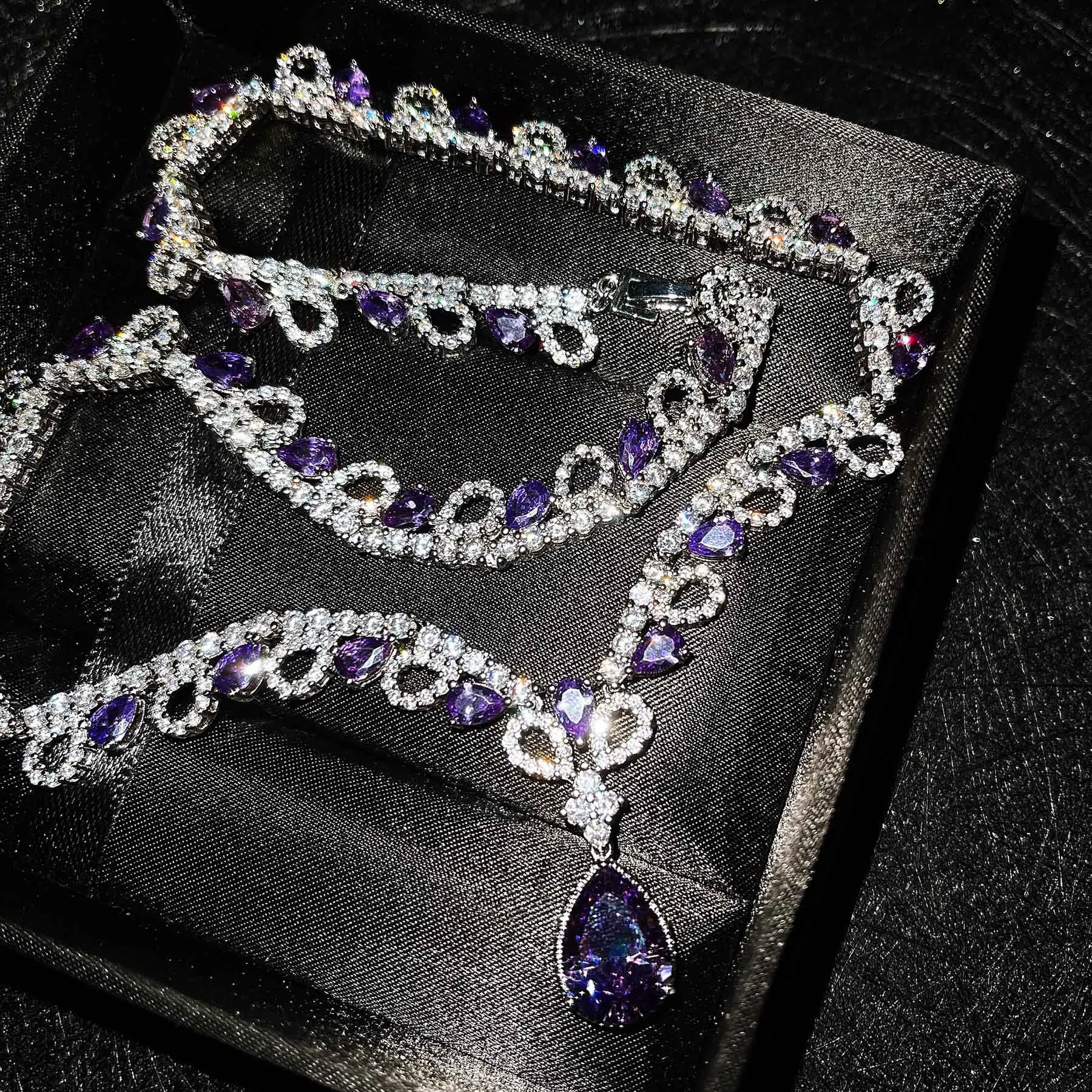 Foydjew High-end Customized Jewelry Tears of Ocean Necklaces Luxury Micro-inlaid Full Zircon Purple Crystal Pendant For Women
Foydjew High-end Customized Jewelry Tears of Ocean Necklaces Luxury Micro-inlaid Full Zircon Purple Crystal Pendant For Women