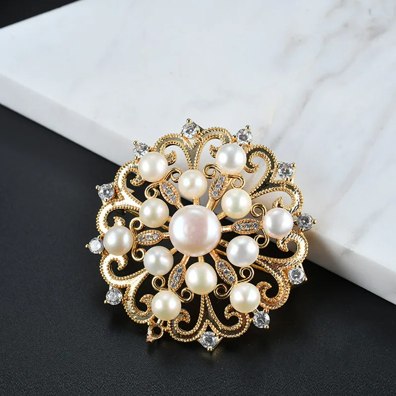 European and American Fashion Athens Ladies Pearl Brooches for Women Uniform Light Luxury Jewelry Gift Hollow High Grade Brooch
European and American Fashion Athens Ladies Pearl Brooches for Women Uniform Light Luxury Jewelry Gift Hollow High Grade Brooch