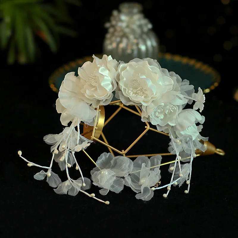 Bride's Headdress White Silk Yarn Hairband Flower Headband Earrings Set Korean Brides Dress Wedding Hair Accessories
Bride's Headdress White Silk Yarn Hairband Flower Headband Earrings Set Korean Brides Dress Wedding Hair Accessories