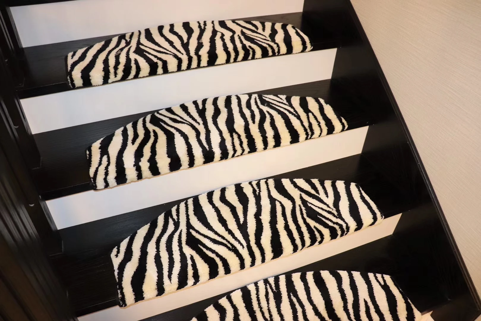 Black White Zebra Pattern Stair Carpet Detachable Non-slip Floor Mat Home Decoration Other Shapes Sizes Can Be Customized
Black White Zebra Pattern Stair Carpet Detachable Non-slip Floor Mat Home Decoration Other Shapes Sizes Can Be Customized