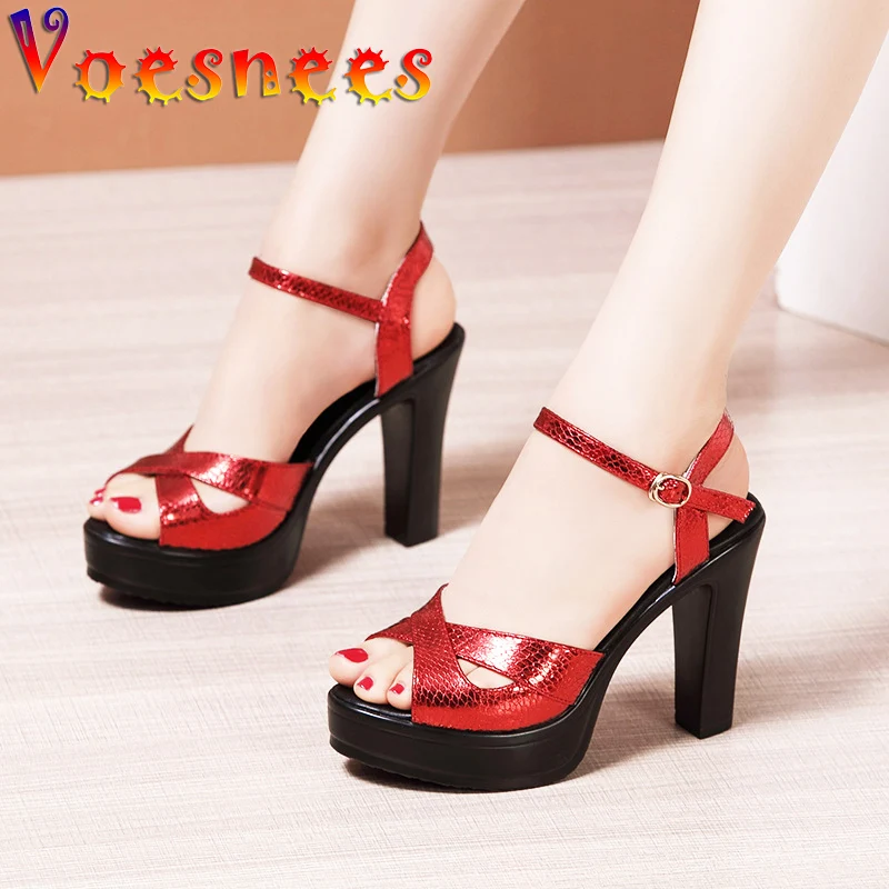 Summer New Cheongsam Pumps Thick Heel Platform Women Shoes Patent Leather Peep Toe Metal Buckle High Heels Sexy Party Sandals
Summer New Cheongsam Pumps Thick Heel Platform Women Shoes Patent Leather Peep Toe Metal Buckle High Heels Sexy Party Sandals