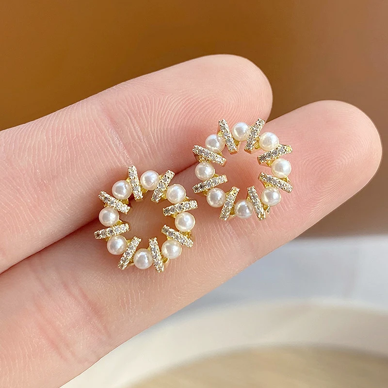 Hot Sale Elegant Simple Imitation Pearl Circle Earring for Women AAA Cubic Zircon Bella Transparent CZ Stud Earrings Pendant
Hot Sale Elegant Simple Imitation Pearl Circle Earring for Women AAA Cubic Zircon Bella Transparent CZ Stud Earrings Pendant