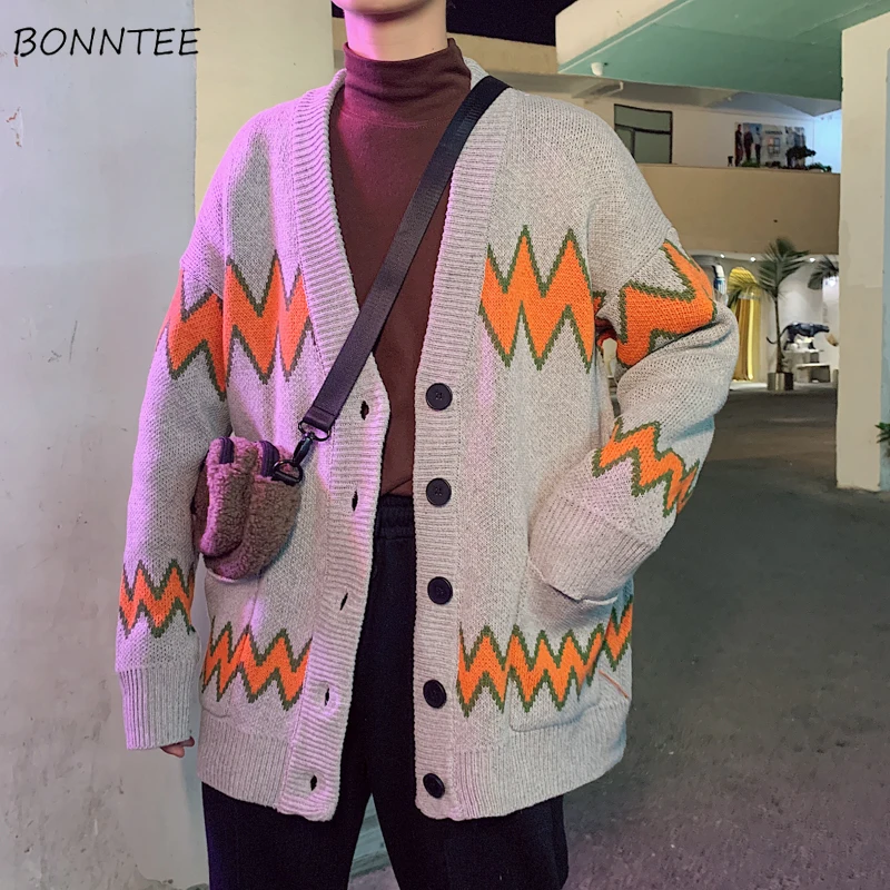 Мужские кардиганы с принтом, однобортные модные парные мужские свитера Ulzzang, корейский вязаный v-образный вырез, уличная одежда в стиле Харадзюку, шикарные мешковатые свитера
Мужские кардиганы с принтом, однобортные модные парные мужские свитера Ulzzang, корейский вязаный v-образный вырез, уличная одежда в стиле Харадзюку, шикарные мешковатые свитера
