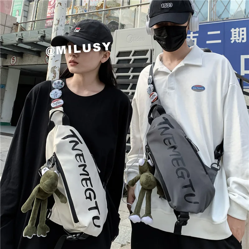 Ins Tide brand couple chest bag letter printing casual personality reflective shoulder bag 2022 new student messenger bag.
Ins Tide brand couple chest bag letter printing casual personality reflective shoulder bag 2022 new student messenger bag.