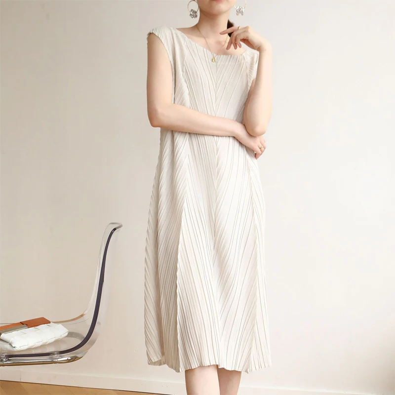 2022 summer miyake pleated woman dress new short-sleeved temperament light luxury basic plus size folda large dress for woman
2022 summer miyake pleated woman dress new short-sleeved temperament light luxury basic plus size folda large dress for woman